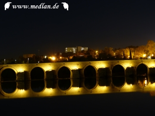 Die große Brücke (bei Nacht)